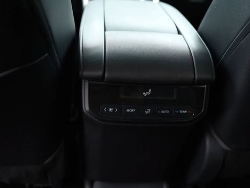 Used 2021 Toyota Highlander XLE AWD/4WD image 34