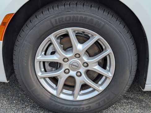 Used 2022 Chrysler Voyager LX FWD image 3