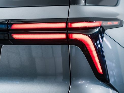 Used 2024 Chevrolet Traverse Z71 w/ Enhanced Driving Package image 6