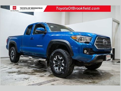 Used 2017 Toyota Tacoma TRD Off-Road image 1
