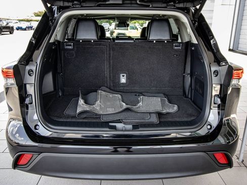 Used 2024 Toyota Highlander XLE FWD image 17