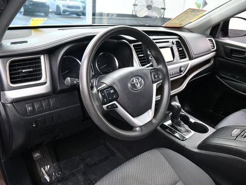 Used 2019 Toyota Highlander LE FWD image 10