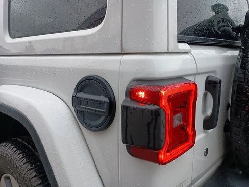 Used 2020 Jeep Wrangler Unlimited Sahara AWD/4WD image 3
