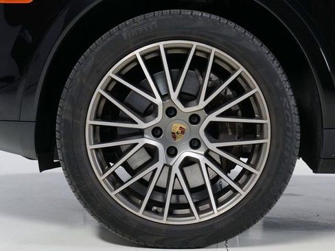 Used 2023 Porsche Cayenne Platinum Edition image 32