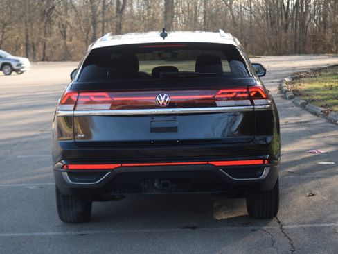 Used 2024 Volkswagen Atlas Cross Sport SE image 23