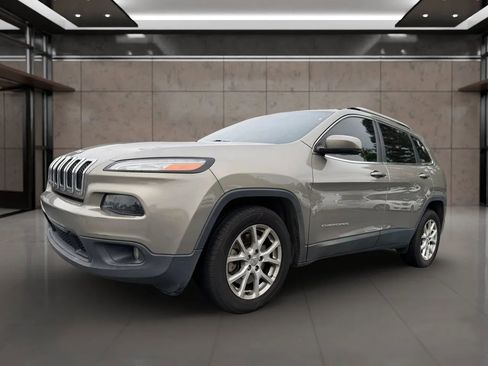 Used 2017 Jeep Cherokee Latitude w/ Safety/Convenience Group FWD image 2