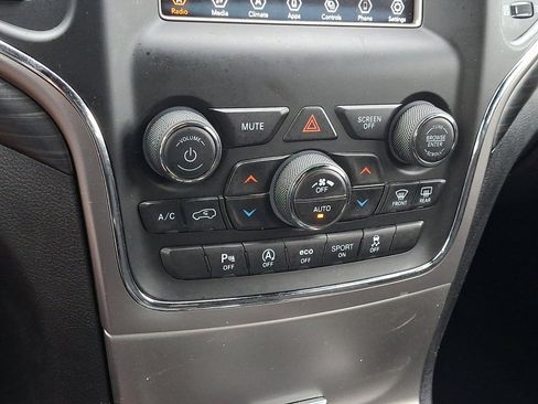 Used 2021 Jeep Grand Cherokee Laredo AWD/4WD image 27