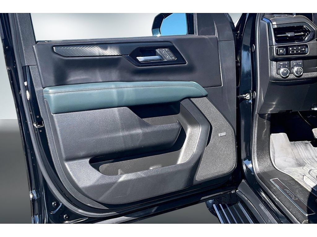 Used 2025 GMC Yukon XL AT4 w/ AT4 Premium Package AWD/4WD image 17