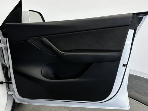 Used 2022 Tesla Model Y Long Range image 29