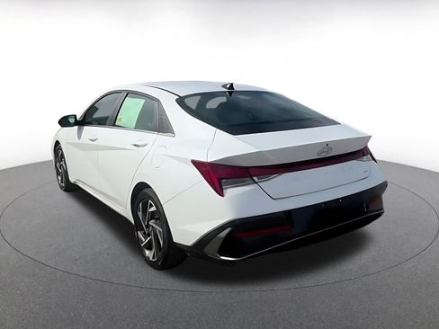 Used 2025 Hyundai Elantra Limited image 12