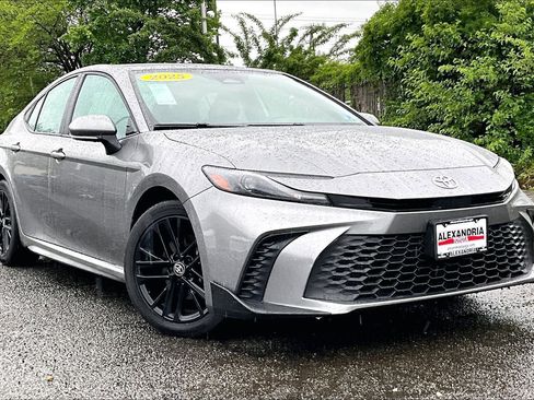 Used 2025 Toyota Camry SE FWD image 2