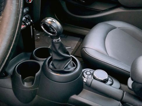 Used 2019 MINI Cooper 4-Door Hardtop w/ Premium Package image 16