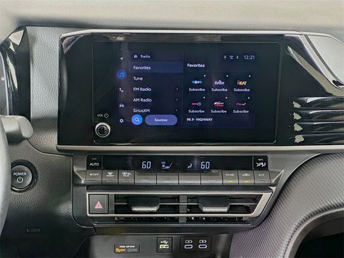 Used 2025 Toyota Camry SE image 13