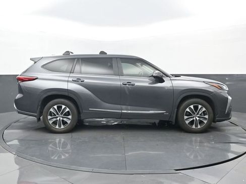Used 2023 Toyota Highlander XLE AWD/4WD image 2