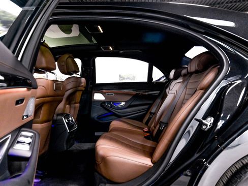 Used 2019 Mercedes-Benz S 560 4MATIC Sedan w/ Premium Package image 11
