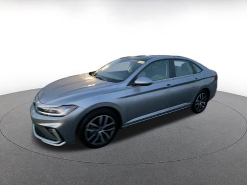 Used 2025 Volkswagen Jetta SE image 9