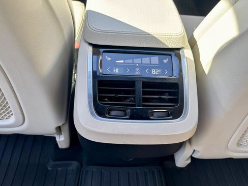 Used 2017 Volvo XC90 T6 Momentum w/ Vision Package image 27