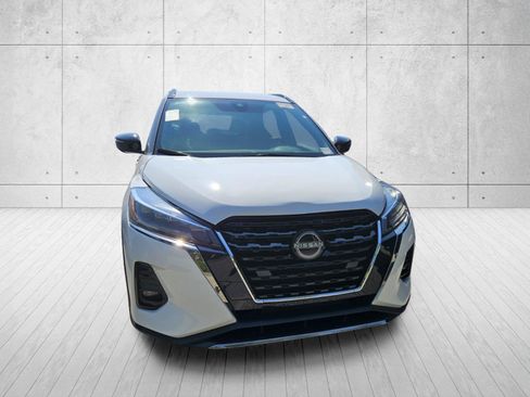 Used 2023 Nissan Kicks SR w/ SR Premium Package FWD image 4