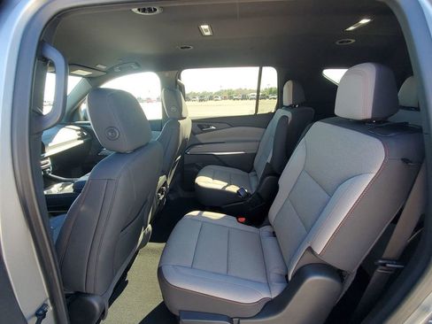 Used 2025 Chevrolet Traverse LT image 23
