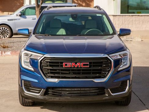 Used 2022 GMC Terrain SLE w/ Driver Convenience Package image 3