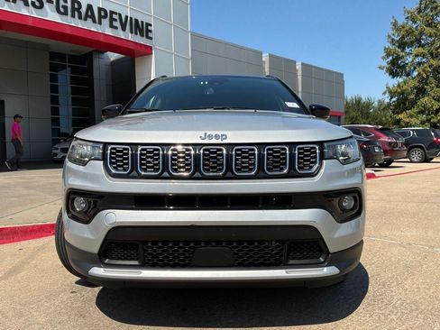 Used 2025 Jeep Compass Limited AWD/4WD image 3