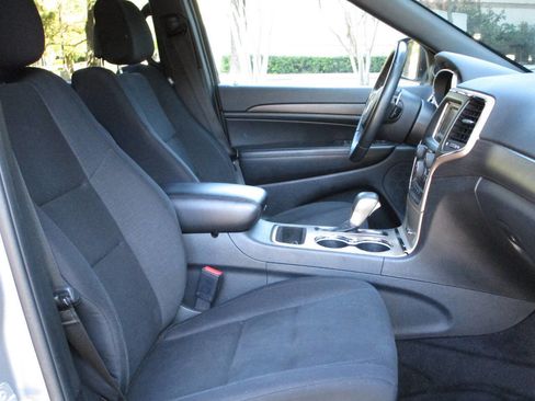 Used 2017 Jeep Grand Cherokee Laredo image 10