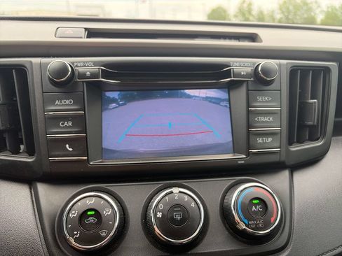 Used 2018 Toyota RAV4 LE FWD image 24