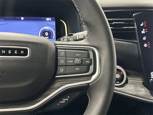 Used 2023 Jeep Wagoneer L Series III w/ Preferred Equipment Group image 18