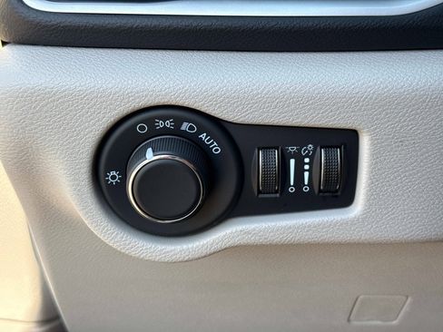 Used 2023 Chrysler Voyager LX FWD image 32