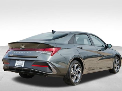 Used 2025 Hyundai Elantra SEL image 8