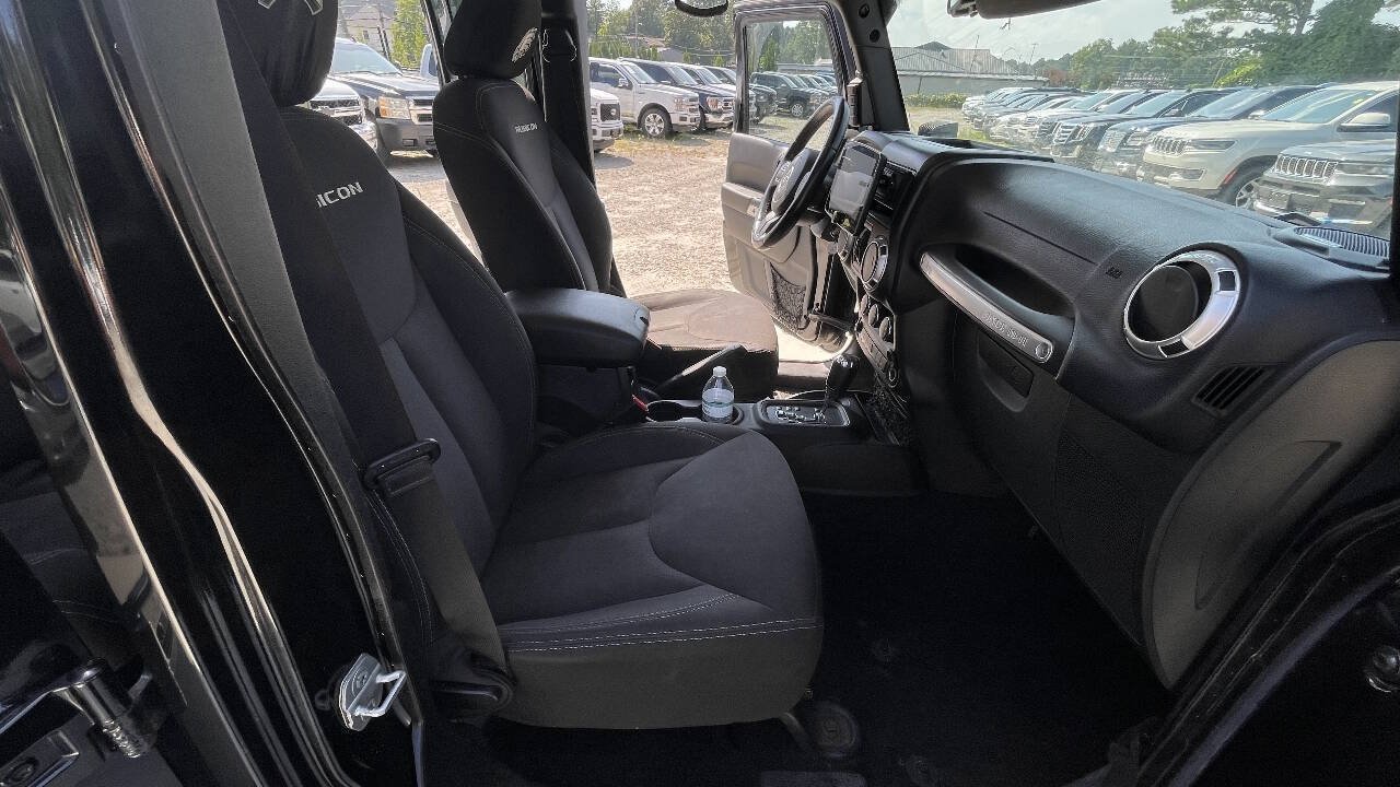Used 2015 Jeep Wrangler Unlimited Rubicon w/ Connectivity Group AWD/4WD image 25