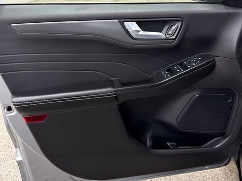 Used 2024 Ford Escape SE image 3