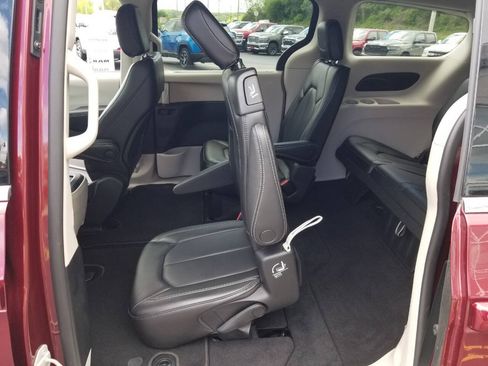Used 2023 Chrysler Pacifica Touring-L AWD/4WD image 13