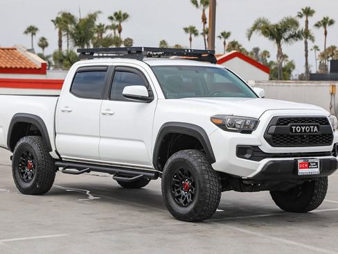 Certified 2017 Toyota Tacoma SR w/ Tow Package AWD/4WD image 4