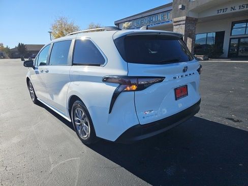Used 2025 Toyota Sienna LE image 3