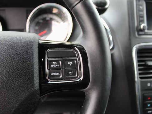 Used 2016 Dodge Grand Caravan SXT FWD image 17