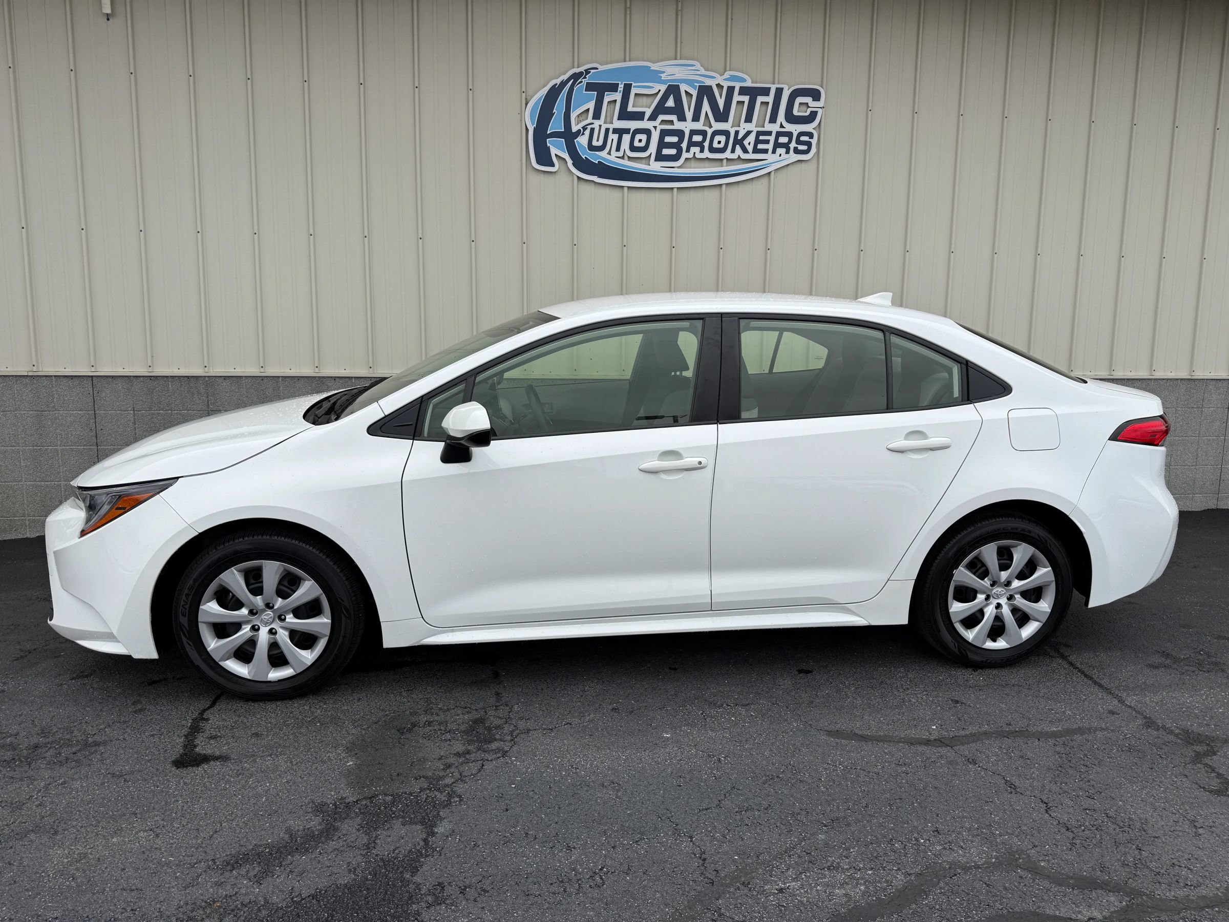 Used 2023 Toyota Corolla LE w/ Carpet Mat Package (TMS) FWD image 2