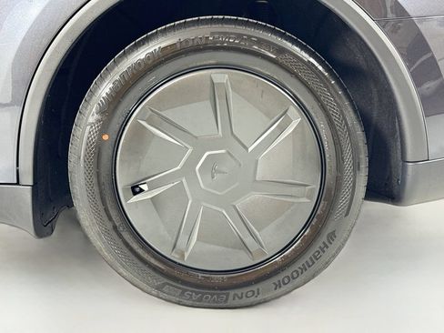 Used 2026 Tesla Model Y 2WD image 9