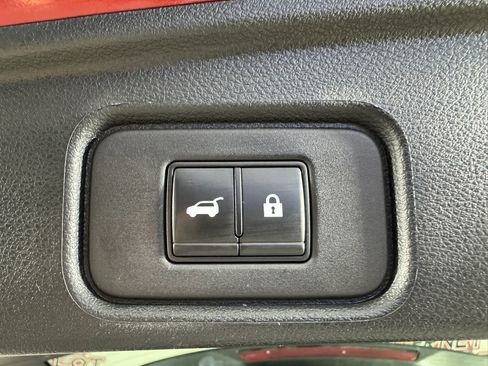 Used 2022 Nissan Pathfinder SL AWD/4WD image 29