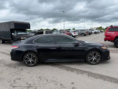Used 2018 Toyota Camry SE w/ Convenience Package FWD image 17
