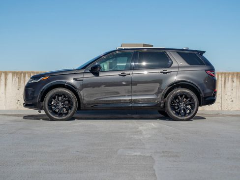 Used 2024 Land Rover Discovery Sport Dynamic SE AWD/4WD image 3