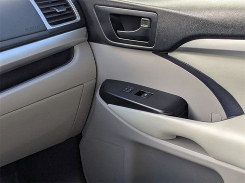 Used 2018 Toyota Highlander LE image 14