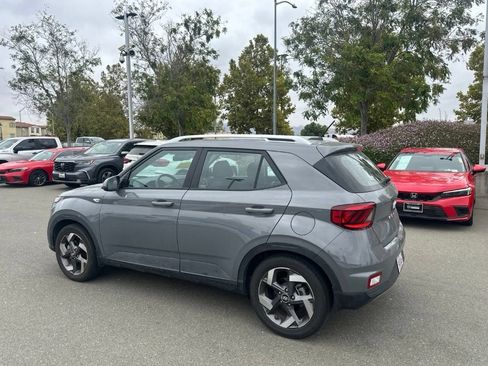 Used 2023 Hyundai Venue SEL FWD image 4