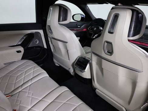 Used 2023 BMW 760i xDrive image 39