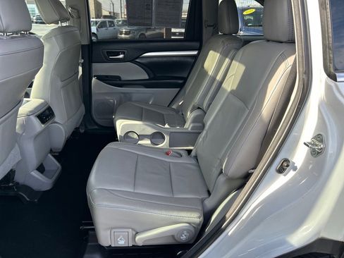 Used 2018 Toyota Highlander XLE w/ Carpet Mat Package (TMS) image 9