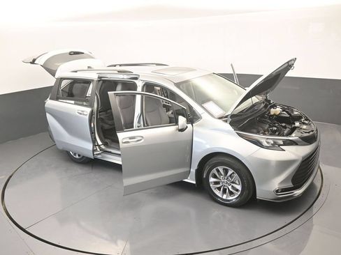 Used 2024 Toyota Sienna XLE FWD image 72