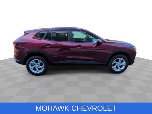 Used 2024 Chevrolet Trax LS w/ LS Convenience Package FWD image 9