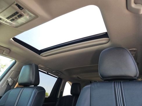 Used 2018 Toyota Highlander SE w/ Carpet Mat Package (TMS) AWD/4WD image 24