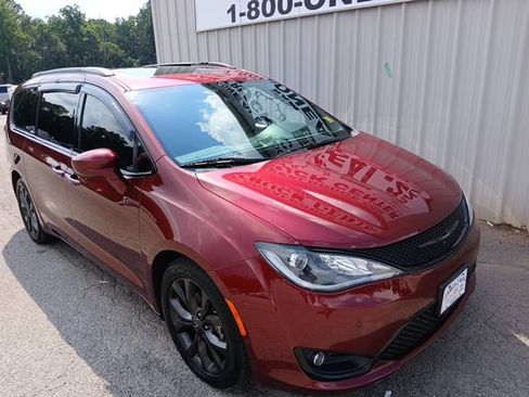 Used 2020 Chrysler Pacifica Touring-L Plus FWD image 1
