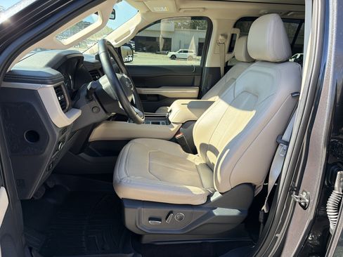 Used 2022 Ford Expedition Limited image 10